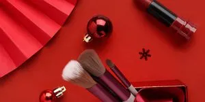 New Year, New Glow: Glam makeup για να υποδεχθείτε με λάμψη το 2026