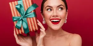 Shine bright: Κοσμήματα και αξεσουάρ που “φωτίζουν” τις γιορτές