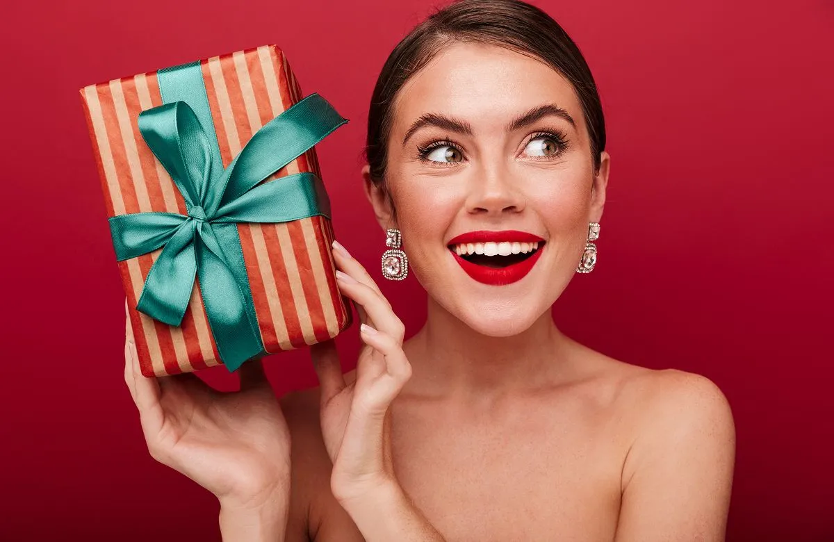 Shine bright: Κοσμήματα και αξεσουάρ που “φωτίζουν” τις γιορτές