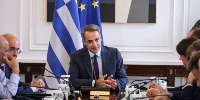 “Καρότο και μαστίγιο” Μητσοτάκη για τους ελεύθερους επαγγελματίες