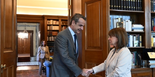 Μητσοτάκης σε Σακελλαροπούλου: Ανησυχία για τις εξελίξεις στη Μέση Ανατολή