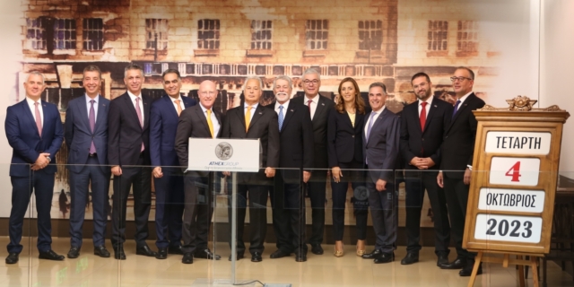 Η Optima bank ‘’χτυπά’’ το καμπανάκι για την έναρξη της συνεδρίασης στο Χρηματιστήριο Αθηνών