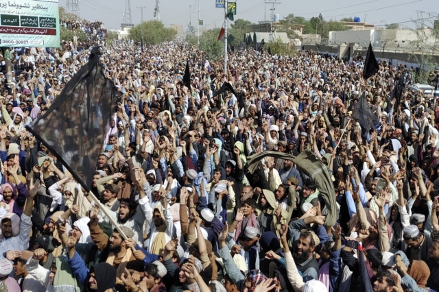 Ντόπιοι και Αφγανοί διαδηλώνουν στο Πακιστάν κατά της απόφασης της κυβέρνησης να δώσει τελεσίγραφο στους μετανάστες