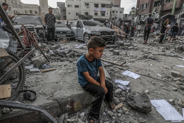 Αγόρι στα συντρίμμια της βομβαρδισμένης Γάζας