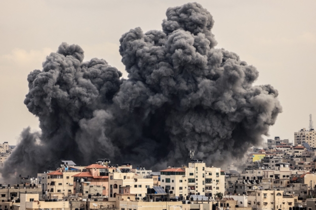 Καπνοί στη Γάζα μετά τους ισραηλινούς βομβαρδισμούς