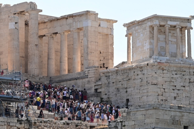 Θετικά κλείνει η τουριστική σεζόν, αισιοδοξία για το 2024 και στο βάθος πόλεμος