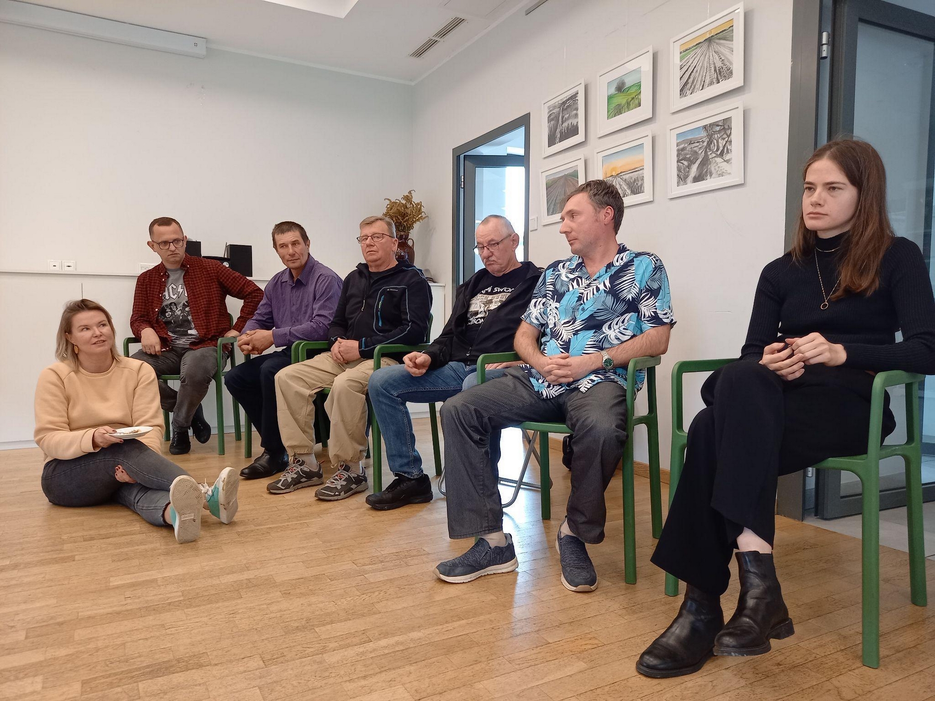 Η νεαρή ακτιβίστρια Μάγκντα (άκρη δεξιά) σε συνάντηση με αγρότες και δημοσιογράφους έξω από τη Βαρσοβία