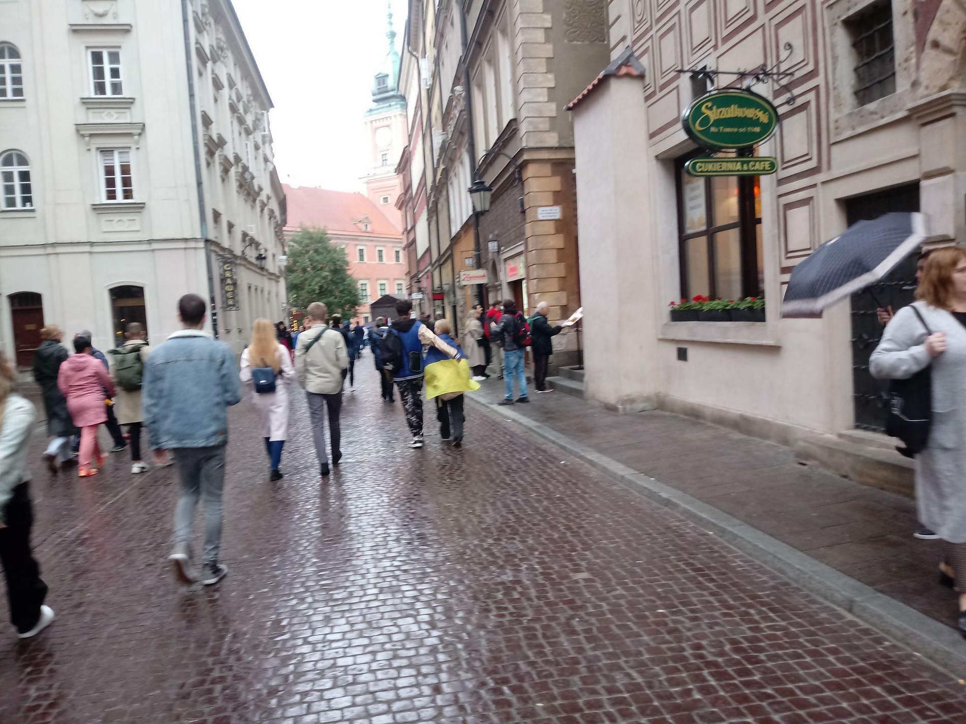 Φώτο: Ζευγάρι κάνει έρανο υπέρ της Ουκρανίας στην Παλιά Πόλη της Βαρσοβίας