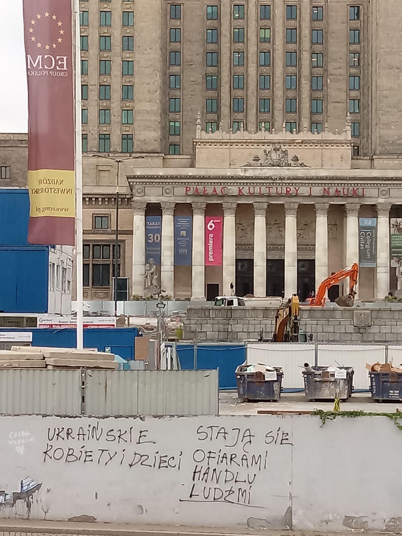 Συνθήματα κατά του human trafficking Ουκρανών προσφύγων μπροστά από το Παλάτι Πολιτισμού και Επιστήμης της Βαρσοβίας