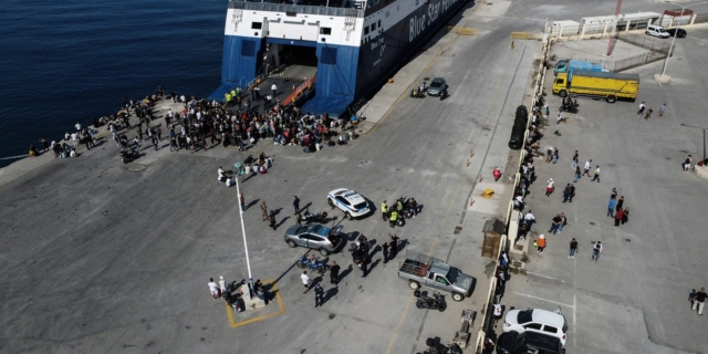 Εκατοντάδες πρόσφυγες στο λιμάνι της Ρόδου