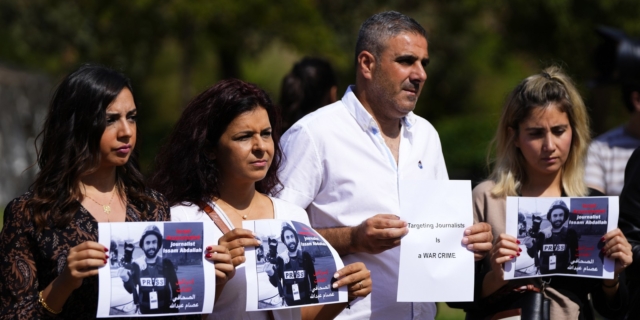 Δημοσιογράφοι στον Λίβανο κρατούν πορτρέτα του Ισάμ Αμπντάλα