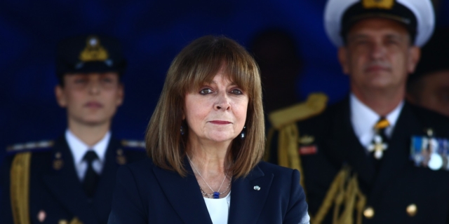 Η Κατερίνα Σακελλαροπούλου στη στρατιωτική παρέλαση στη Θεσσαλονίκη για την 28η Οκτωβρίου