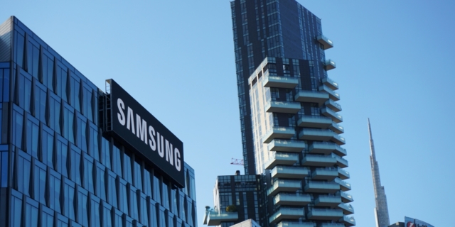 Τραμπ: “Οι δασμοί για την Apple θα ισχύσουν και στη Samsung”