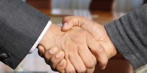 Βυθίστηκε το παγκόσμιο «dealmaking» το 2023 – Σε χαμηλό δεκαετίας οι επιχειρηματικές συμφωνίες