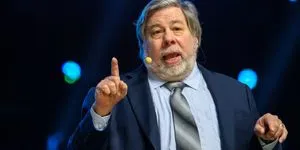 Ο Στιβ Βόζνιακ αποθέωσε τη δύναμη της ανθρώπινης σκέψης και οι φοιτητές τον χειροκρότησαν