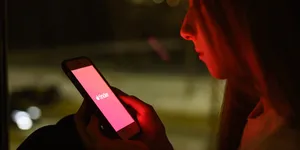 Tinder: Θα σκανάρει τα μάτια σου για να αποδείξεις ότι δεν είσαι bot ή scammer