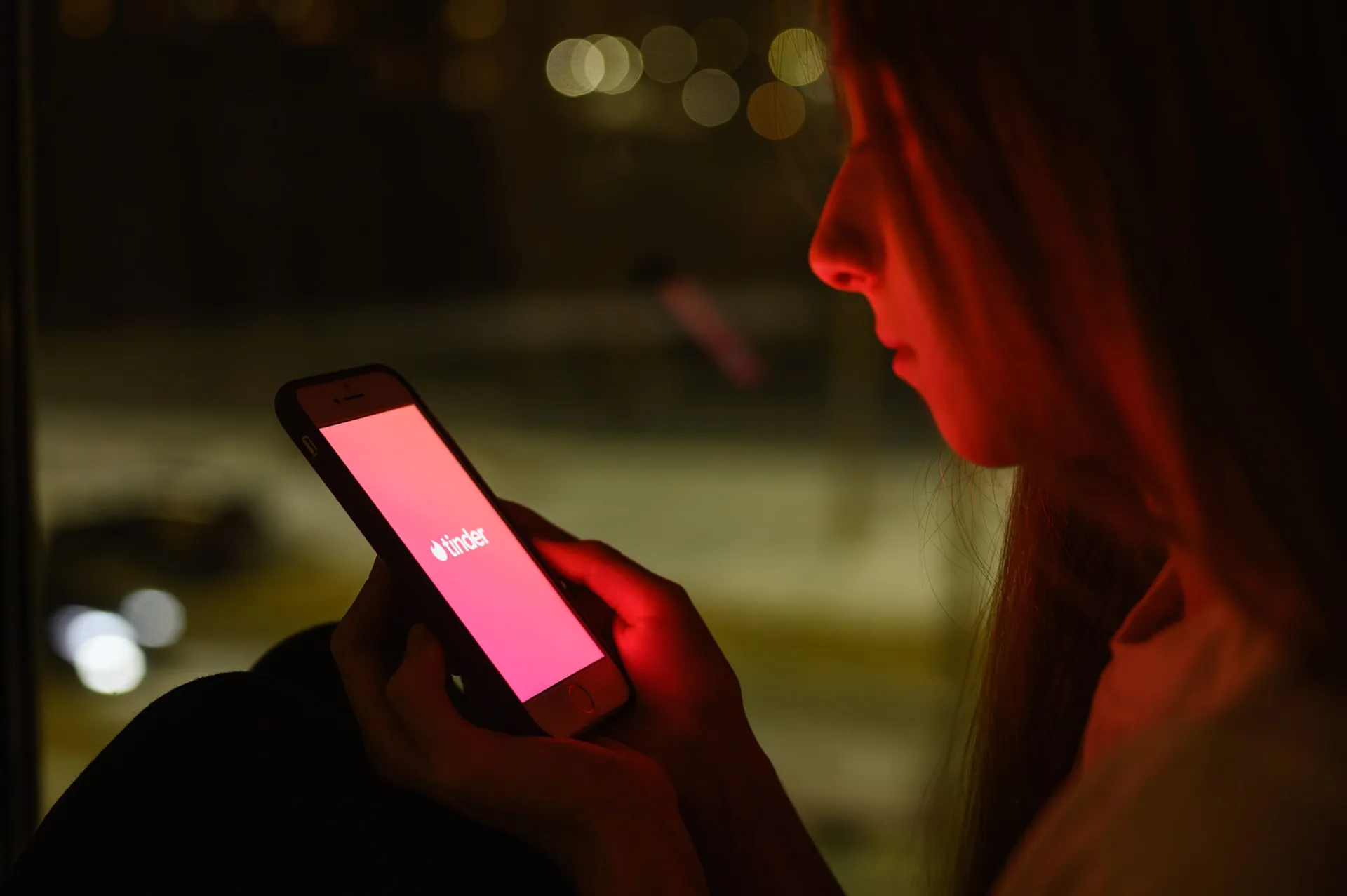 Tinder: Θα σκανάρει τα μάτια σου για να αποδείξεις ότι δεν είσαι bot ή scammer