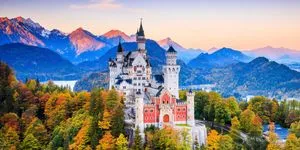 Από τη «Χιονάτη» στην «Σταχτοπούτα»: Τα πραγματικά κάστρα που ενέπνευσαν τους δημιουργούς ταινιών της Disney