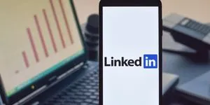 Ο CEO του LinkedIn αποκαλύπτει τις 5 δεξιότητες που θα σε κάνουν «αναντικατάστατο» στην εποχή της AI