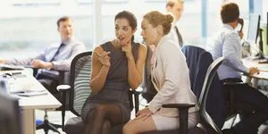 Έρευνα: Γιατί το κουτσομπολιό στο γραφείο μπορεί να βοηθήσει την παραγωγικότητα