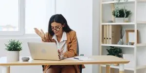 Οι 10 φράσεις-παγίδα στα εργασιακά emails που καταστρέφουν σχέσεις και ψυχική υγεία