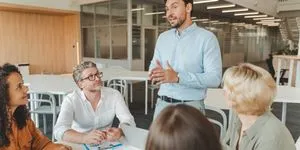 Ο… αόρατος manager: Πότε το λιγότερο micromanagement φέρνει περισσότερα προβλήματα;