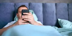 Τι συμβαίνει στο μυαλό σου αν δεν πιάσεις το κινητό μόλις ξυπνήσεις