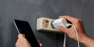Αφήνεις τον φορτιστή στην πρίζα; Δες γιατί σου κοστίζει περισσότερο απ’ όσο νομίζεις