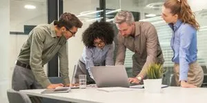 Τα μαθήματα που πήραν 15 CEOs από την πρώτη τους δουλειά