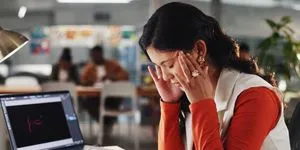 Αϋπνία, άγχος, απώλεια ταυτότητας: Τι φοβούνται οι εργαζόμενοι σήμερα