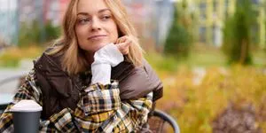 Γιατί το να μιλάς μόνος σου και να «χάνεσαι» στις σκέψεις μπορεί να δείχνει υψηλή νοημοσύνη