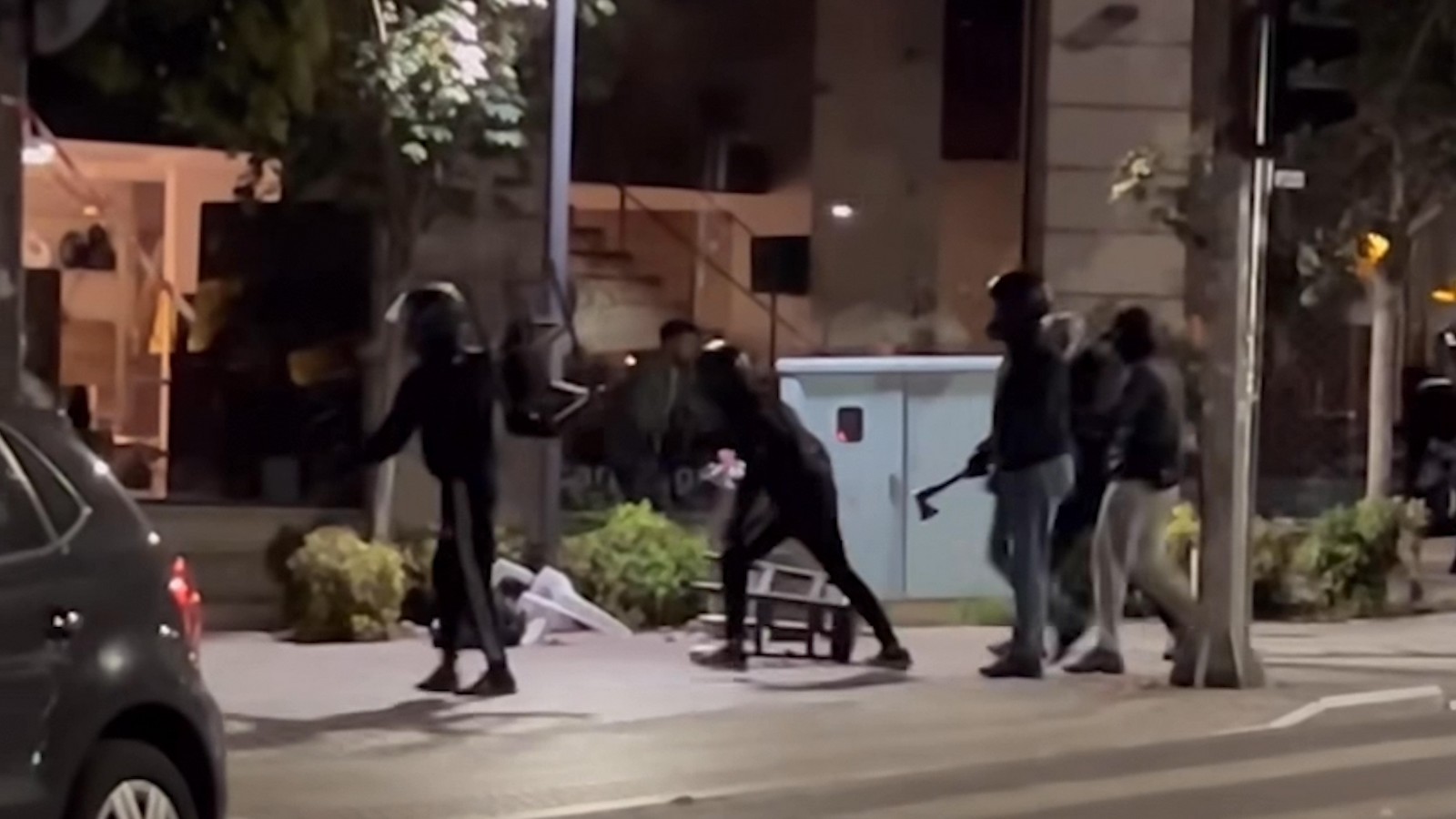 Θεσσαλονίκη: Οπαδική επίθεση σε μπαρ με τσεκούρι και taser – Βίντεο ντοκουμέντο