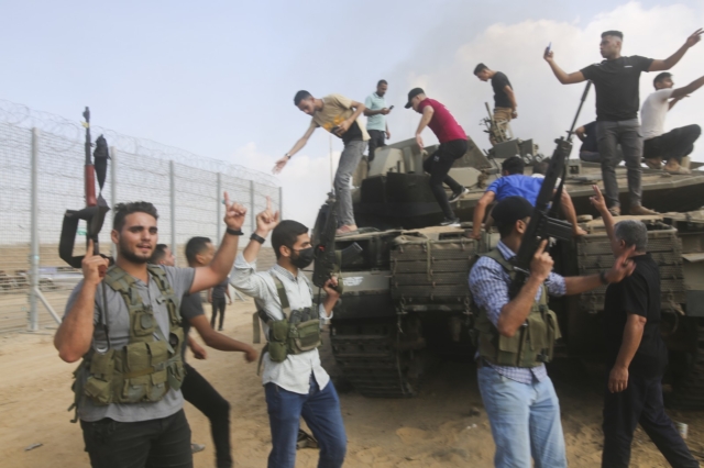 Παλαιστίνιοι πάνω σε ισραηλινό τανκ