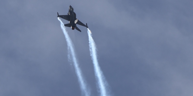 28η Οκτωβρίου: ΖΕΥΣ και Spitfire έσκισαν τον ουρανό της Θεσσαλονίκης – Δείτε βίντεο