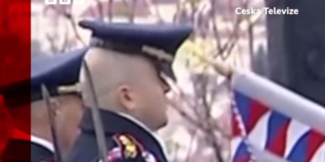 Ο Τσέχος πρόεδρος χτύπησε κατά λάθος αξιωματικό – Ξεκαρδιστικό βίντεο