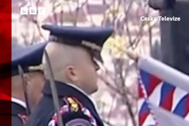 Ο Τσέχος πρόεδρος χτύπησε κατά λάθος αξιωματικό – Ξεκαρδιστικό βίντεο
