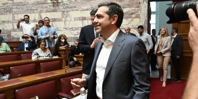 ΣΥΡΙΖΑ: Καθολικό χειροκρότημα για τον Αλέξη Τσίπρα στην Κ.Ο.