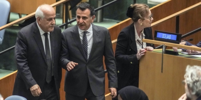 Ο πρέσβης της Παλαιστίνης στον ΟΗΕ Riyad Mansour και ο πρέσβης της Ιορδανίας Mahmoud Hmoud