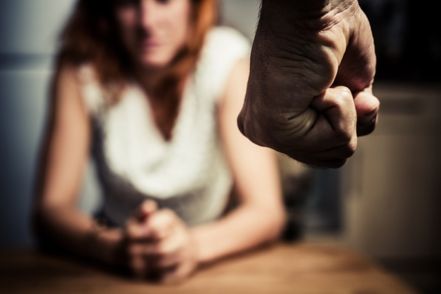 Γυναίκα θύμα ενδοοικογενειακής βίας