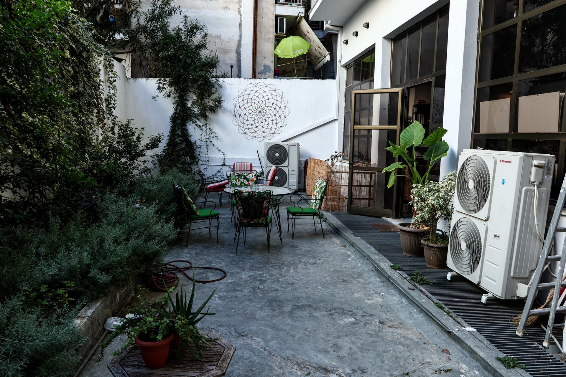 Βιβλιοθήκη "We Need Books"