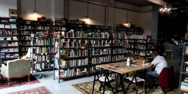 Βιβλιοθήκη "We Need Books"