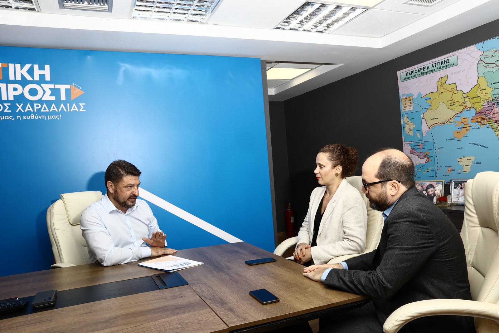 Ο Νίκος Χαρδαλιάς συνομιλεί με τους δημοσιογράφος Μάνο Χωριανόπουλο και Βίκυ Σαμαρά