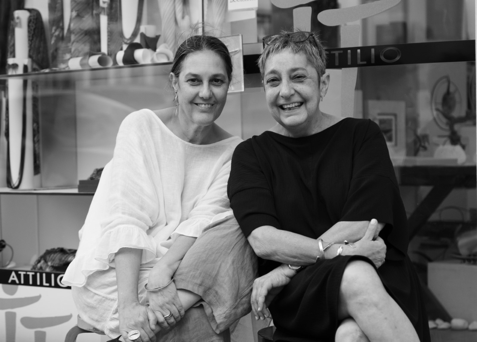 Η Λουκία και η Μίνα Παπασιδέρη