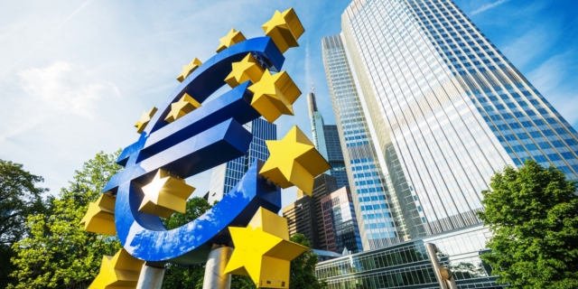 Φρένο στις αυξήσεις επιτοκίων από τις μεγάλες κεντρικές τράπεζες