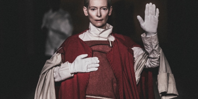 ΕΝΣΑΡΚΩΝΟΝΤΑΣ ΤΟΝ ΠΑΖΟΛΙΝΙ Olivier Saillard – Tilda Swinton
