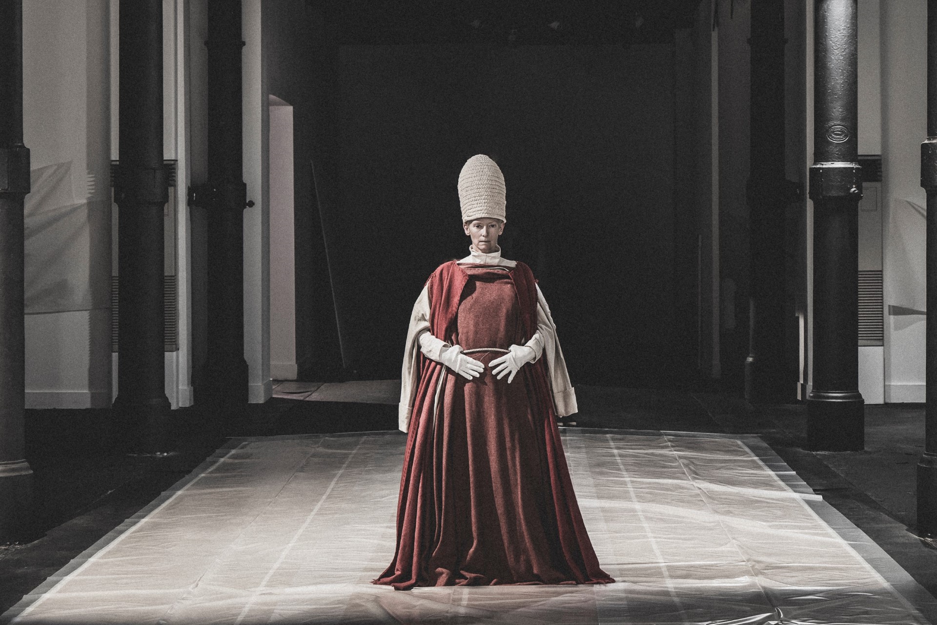 ΕΝΣΑΡΚΩΝΟΝΤΑΣ ΤΟΝ ΠΑΖΟΛΙΝΙ Olivier Saillard – Tilda Swinton