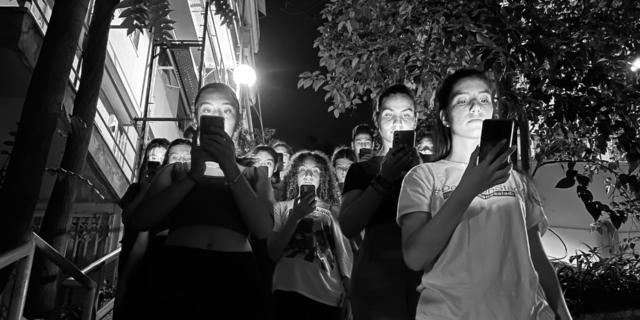 12 έφηβοι παίρνουν το θεατρικό τους βάπτισμα σ’ ένα Τυφλό Δείπνο