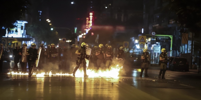 Θεσσαλονίκη: Ελεύθερη η 28χρονη για τις βόμβες μολότοφ στη ΣΘΕ