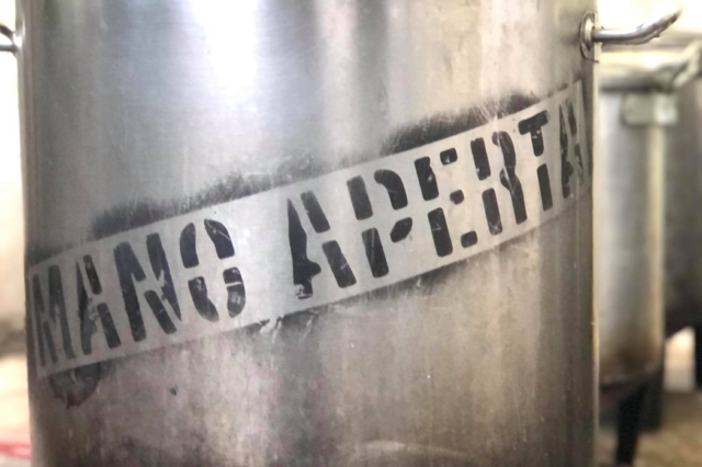 Οι Mano Aperta μαγειρεύουν εδώ και οκτώ χρόνια για τους “αόρατους” ανθρώπους στην πόλη