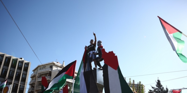 Ελεύθερος ο 22χρονος Παλαιστίνιος που ύψωσε την παλαιστινιακή σημαία στο Σύνταγμα